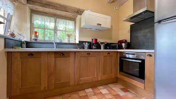 Kühlschrank, Mikrowelle, Geschirrspüler, Grillplatte