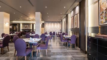 2 restaurantes, se sirven desayunos, comidas y cocina internacional