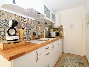 Réfrigérateur, four à micro-ondes, surface de cuisson, grille-pain