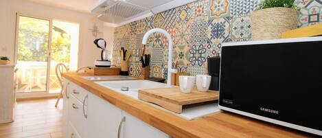 Micro-ondes, plaque de cuisson, cafetière/bouilloire, grille-pain