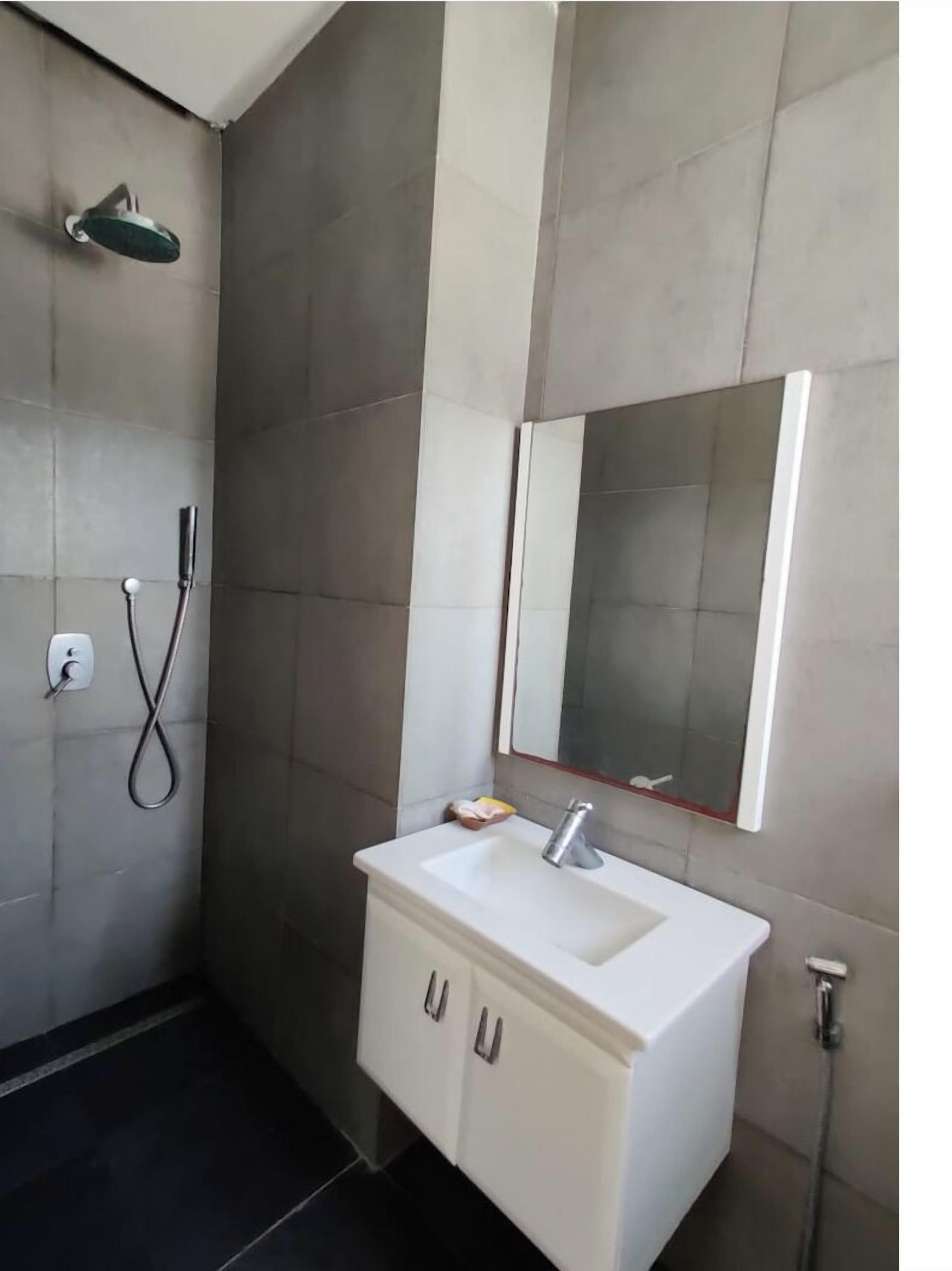 تجهيزات دش، مجففات شعر، مراحيض شطف، مناشف