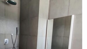 A modern bathroom with a white vanity, a large mirror, and a shower. - Very large villa ideal for groups of up to 15 to 18 people (Kélibia)