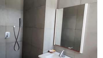 Douche, sèche-cheveux, bidet, serviettes fournies