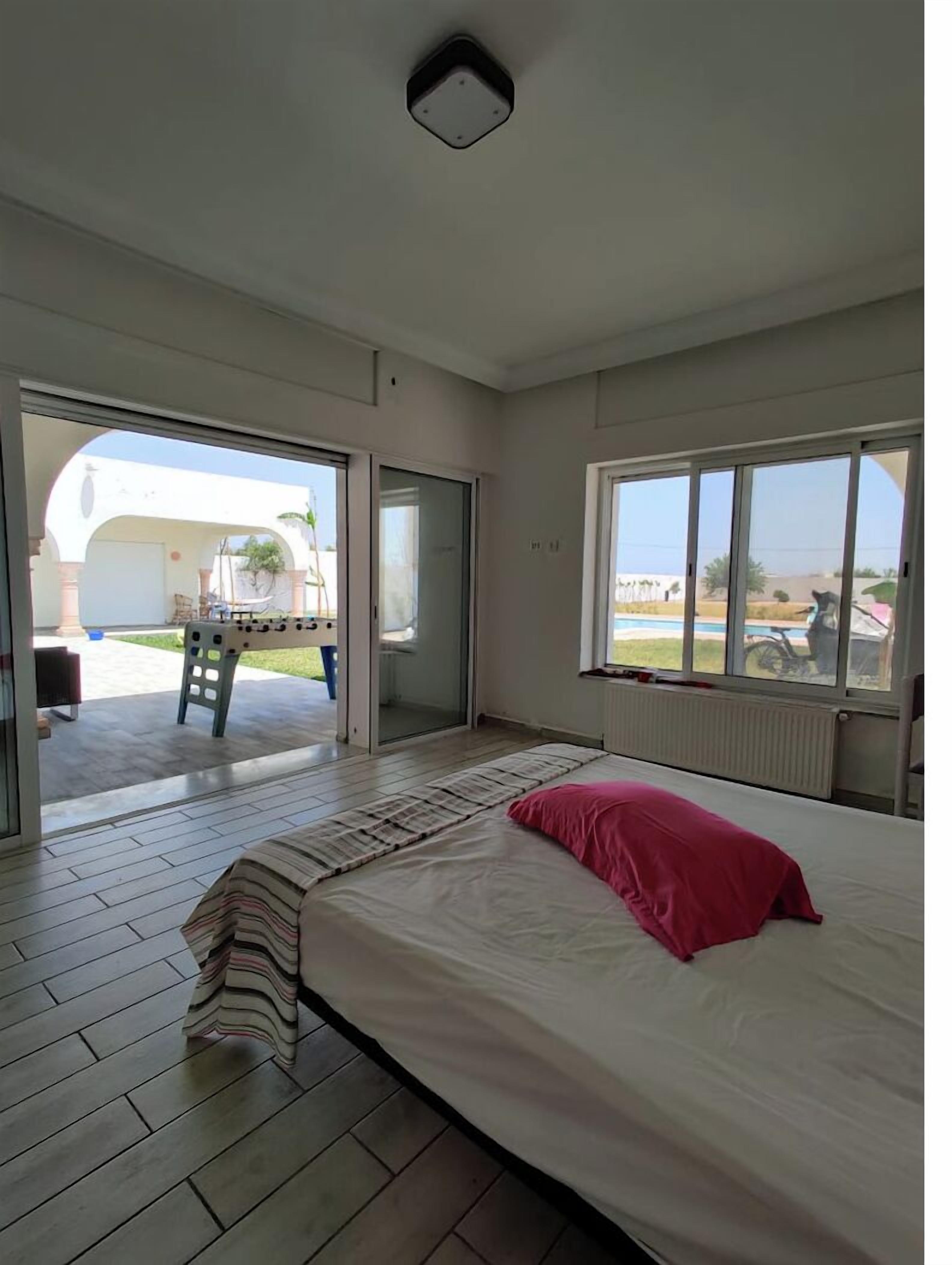 4 bedrooms, WiFi, bed sheets, wheelchair access