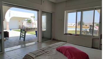 4 bedrooms, WiFi, bed sheets, wheelchair access