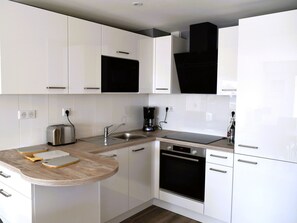 Fridge, microwave, oven, stovetop - 1-bed apartment, garage, direct beach access (Les Sables-d'Olonne)