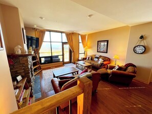 TV, fireplace, offices