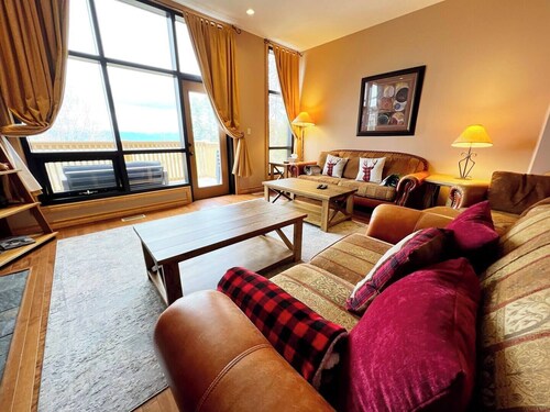 SullivanStone #32 - Golf - Ski - Hike - Chill - Private Hot Tub - Sleeps 8.