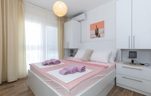 3 bedrooms, free WiFi, bed sheets - Amazing apartment in Komarna with WiFi (Komarna)