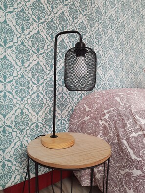 1 habitación, tabla de planchar con plancha, wifi gratis y ropa de cama 