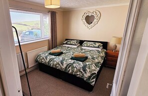 1 bedroom, iron/ironing board, free WiFi, bed sheets - Cosy Annexe Sleeps 4 (Holyhead)