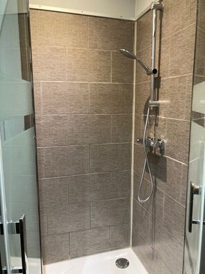 Combined shower/bathtub, hair dryer, towels, soap - House with shaded terrace in the heart of the city center (Sarlat-la-Canéda)