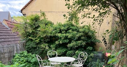 House with shaded terrace in the heart of the city center