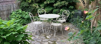 House with shaded terrace in the heart of the city center