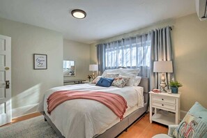 4 bedrooms, iron/ironing board, free WiFi, bed sheets