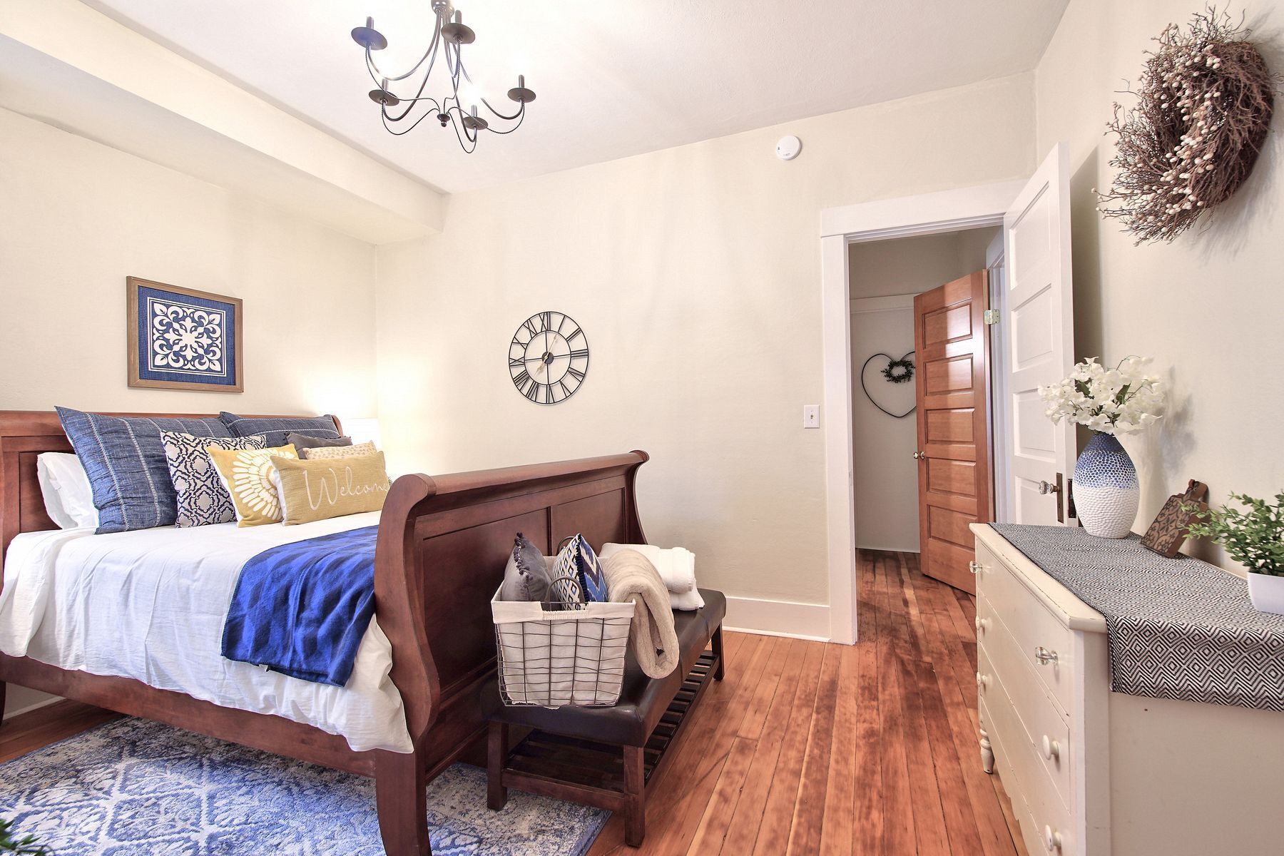 2 Blocks to Dining + Tasting Rooms