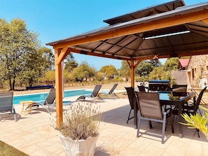 Outdoor dining - 4* Holiday Home with aircon and Private Heated 10x4 Pool - 5 Mins from Monpazier (Capdrot)