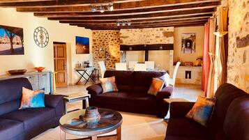 Smart TV, fireplace, DVD player, ping pong
