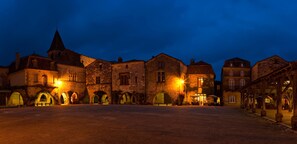 Un ensemble de bâtiments historiques comprenant plusieurs constructions en pierre, des arcades et une tour imposante.