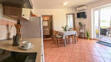 Fridge, oven, stovetop, coffee/tea maker