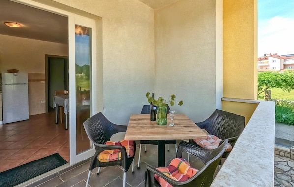 Outdoor dining - Awesome apartment in Lovrecica with WiFi (Lovrecica)