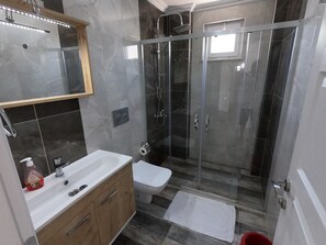 Dusche, Haartrockner, Handtücher, Seife