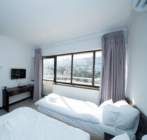 Roupas de cama premium, cofres nos quartos, escrivaninha