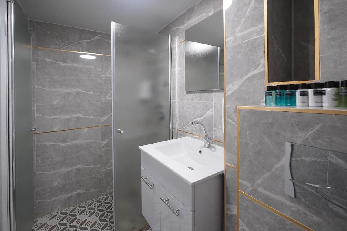 Shower, towels