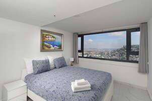 Ropa de cama de alta calidad, caja fuerte, escritorio y cunas (de pago)