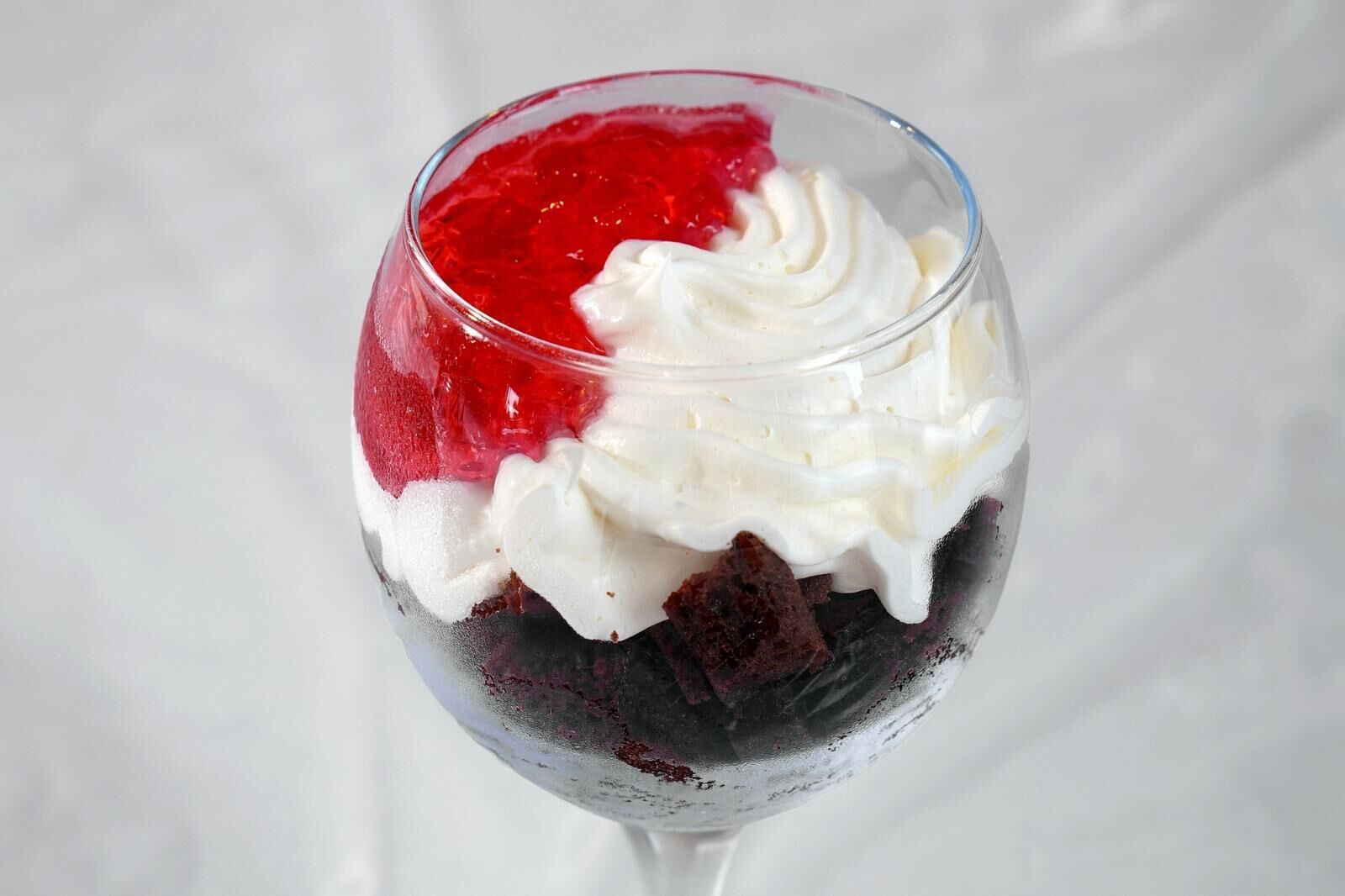 Un postre en una copa de vino.