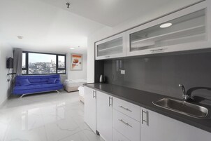 Ropa de cama de alta calidad, caja fuerte, escritorio y cunas (de pago)