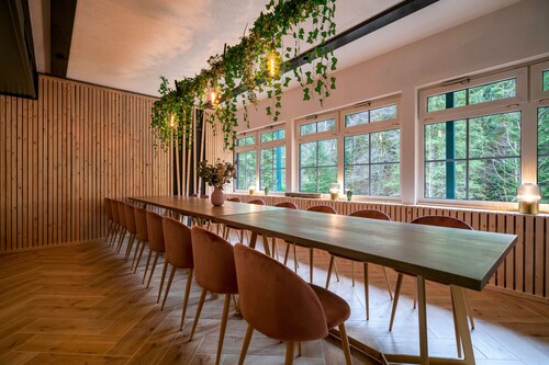 Somewhere ELZ large vacation resort just for your group!