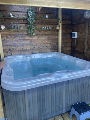 Indoor spa tub