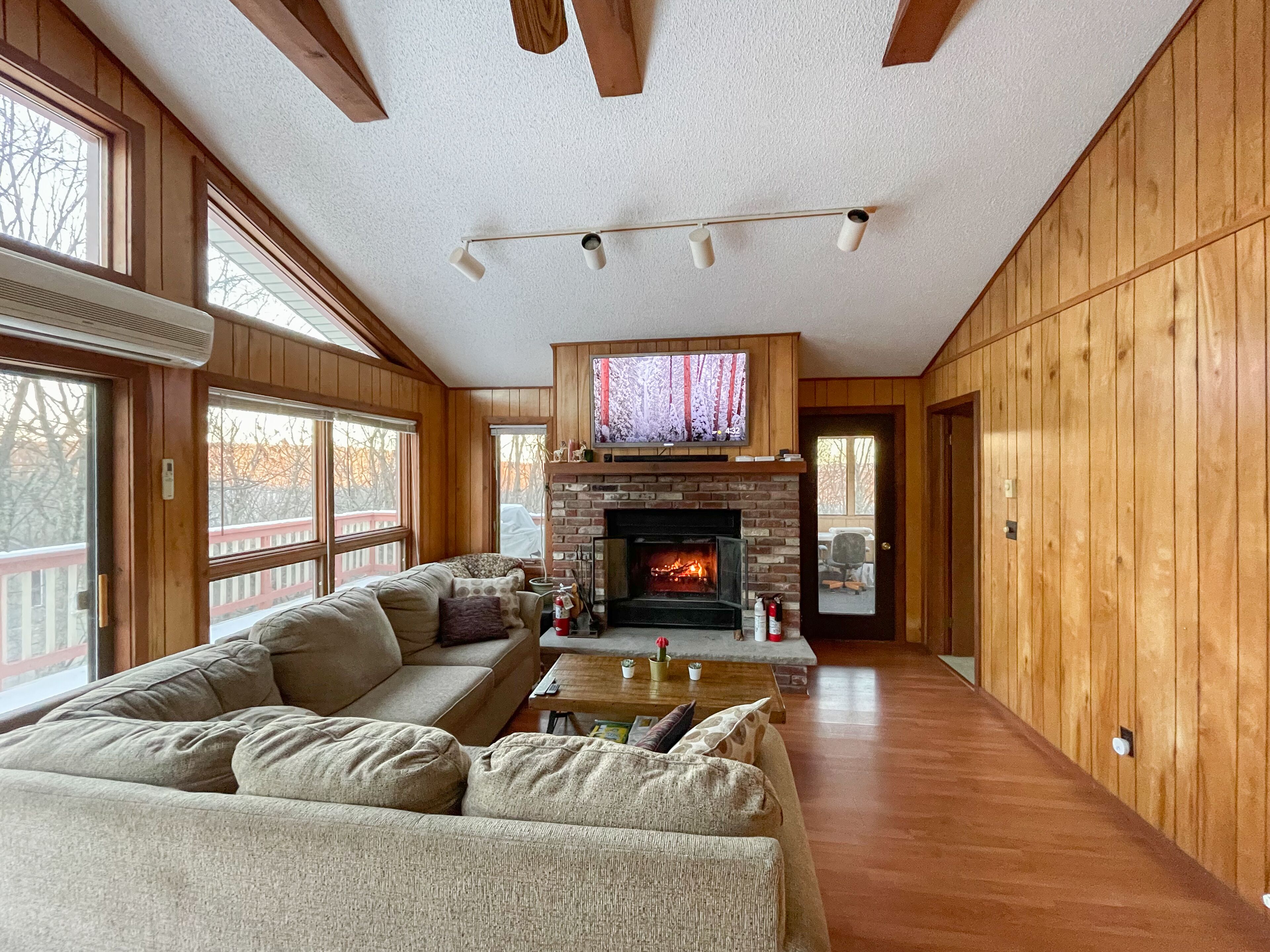 Good Vibes Chalet With Private Hot Tub & Sauna in Saw Creek Private Community