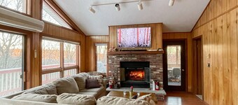 Good Vibes Chalet With Private Hot Tub & Sauna in Saw Creek Private Community