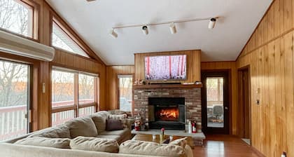 Good Vibes Chalet With Private Hot Tub & Sauna in Saw Creek Private Community