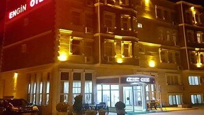A hotel with a prominent red sign reading "ENGIN OTEL". - Engin Hotel (Gallipoli)