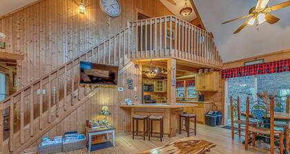 Beautiful Lake Front Log Cabin with Dock