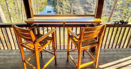 Beautiful Lake Front Log Cabin with Dock