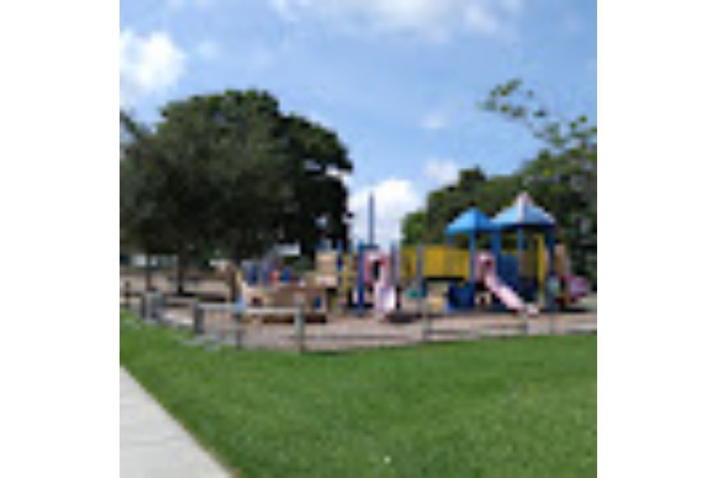 10 mins to theme park! Family size spacious house with loft.