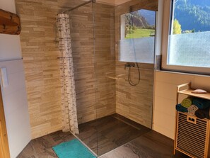 Douche, sĂšche-cheveux, serviettes fournies, savon