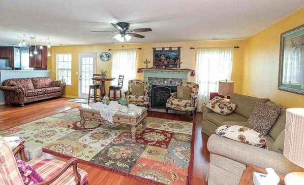 TV - Family type home that makes you feel home (Madison)