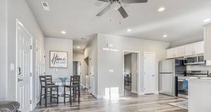 New Upstairs Condo With Covered Deck-Pet Friendly