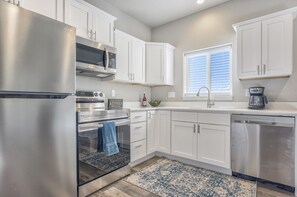 Kühlschrank, Mikrowelle, Ofen, Herdplatte