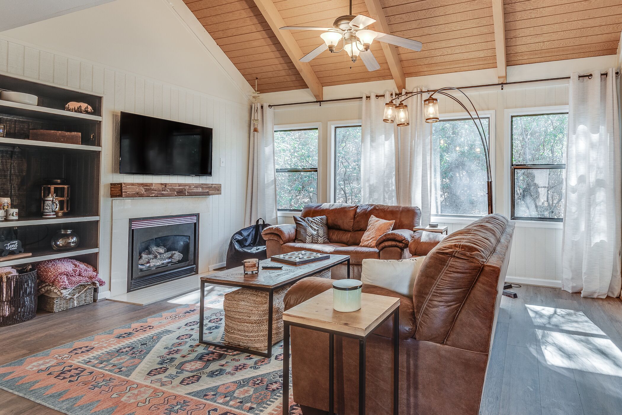 Smart-tv, een open haard, tafelvoetbal en boeken