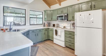 Cozy Private 3 bed 3 bath Cabin!! Minutes from DT Helen!!