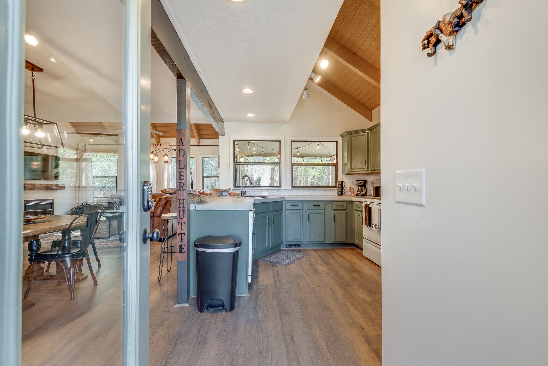 Mins from DT Helen for Oktoberfest! 3 bed3 bath Private Cabin in Gated Community