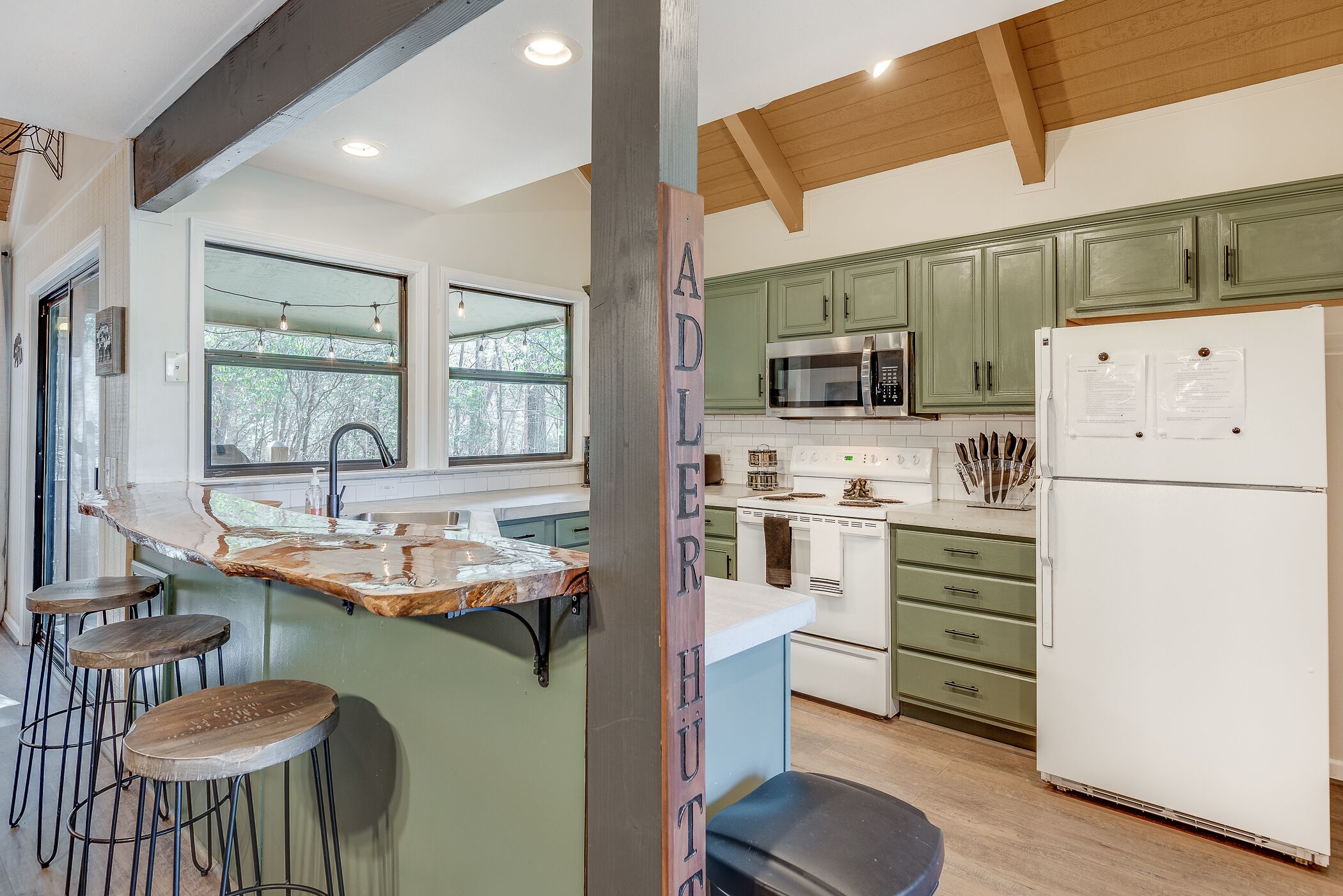 Mins from DT Helen for Oktoberfest! 3 bed3 bath Private Cabin in Gated Community