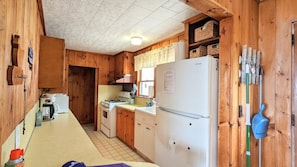 Fridge, microwave, oven, stovetop - Endless Summer Cottage (Gilford)