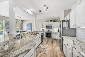 Condo, Berbilang Katil (Turnberry 8512 ) | Dapur peribadi | Meja makan 